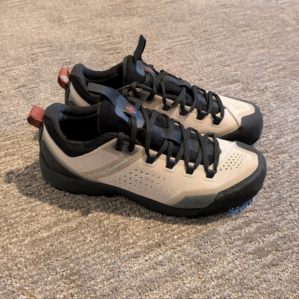Black Diamond Women's Beige and Black Sneakers